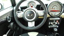 Der Innenraum des Mini ist mit viel Liebe zum Detail gestaltet. Die Verwandtschaft mit BMW ist nicht erkennbar.