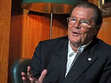 Roger Moore alias James Bond war schrecklich aufgeregt. 