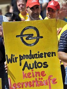 Zwischen allen Stühlen stehen die Opel-Beschäftigten.