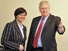 GM-Chef Reilly zeigt Thüringens Ministerpräsidentin Lieberknecht, wo es lang geht. Das Bundesland hatte als erstes seinen Anteil an Opel-Bürgschaften zugesagt.