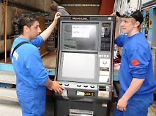 Spielautomat werden in Essen abtransportiert.