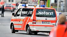 Auch ohne Martinshorn hat der Rettungswagen Vorrang, solange das Blaulicht blinkt.  