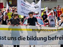 Studenten der Martin-Luther-Universität in Halle/Saale protestieren gegen die aktuelle Bildungspolitik in Deutschland.