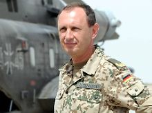 General Leidenberger im Feldlager Masar-i-Scharif.