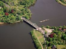 Bis 1989 war die Brücke die Verbindung zwischen West-Berlin und dem damaligen DDR-Bezirk Potsdam.