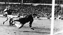 Am Ende eines der dramatischsten Endspiele der WM-Geschichte schuf Kenneth Wolstenholme im Juli 1966 pure Poesie: "Some people are on the pitch. They think it's all over... It is now."