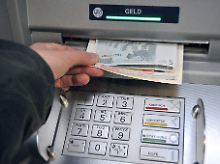 Konto überzogen? So entsteht neues Geld, "Giralgeld". Dieses Geld wird frei geschöpft, Staat und Zentralbank haben keine Kontrolle darüber.
