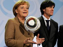Der Ball ist rund und wo er reinmuss weiß doch jedes Mädchen!