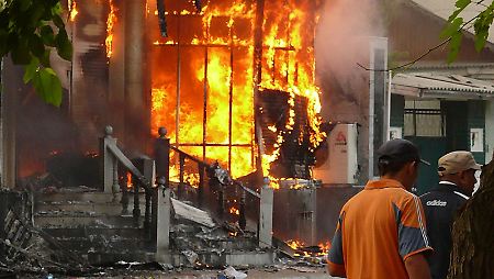 Aufständische steckten Dutzende Gebäude in Brand.