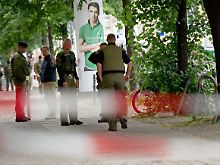 In Berlin wurden zwei Polizisten schwer verletzt. Kollegen sichern den Tatort.