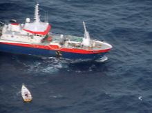 Schiff (groß) rettet Segelboot (klein).