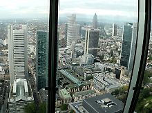 Die Frankfurter Bankenskyline, fotografiert durch die Fenster der Commerzbank-Zentrale.