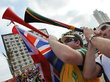 Ein deutscher und ein australischer Fußballfan auf einem Fanfest in Durban.