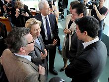 Rösler (r.) im Gespräch mit Kollegen. Die drei CSU-Minister Ramsauer, Aigner und Guttenberg bleiben lieber unter sich.