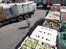 Lastwagen mit Obst und Gemüse im südlichen Gazastreifen. Israel hat die Blockades des schmalen Gebiets bereits gelockert.
