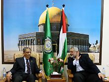 Amre Mussa (l.) im Gespräch mit Hamas-Führer Ismail Hanija.