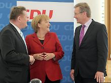 Ab sofort sind alle lieb zueinander! Das hoffen Gröhe, Merkel und Wulff (v.l.n.r.).