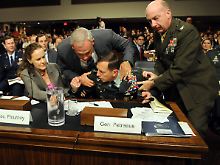 Moment des Schreckens: Petraeus brach während der Anhörung zusammen.