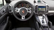 Die Mittelkonsole zeigt sich jetzt leicht ansteigend und in der Optik dem Panamera ähnlich.