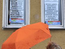 Das Vertrauen in die katholische Kirche schwindet: Plakate in den Fenstern einer Augsburger Wohnung.
