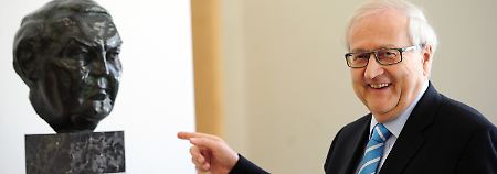 Ein guter Tag: Rainer Brüderle vor einer Ludwig-Erhard-Büste. 