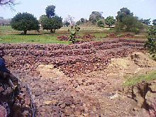 Die mit Steinen verbaute Ravine in einem Dorf bei Gaoua in Burkina Faso.