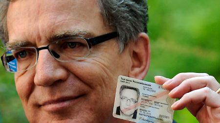Bundesinnenminister Thomas de Maiziere präsentiert den "Perso".