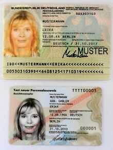 Muster des neuen (u) und des derzeit gültigen Personalausweises in der Bundesdruckerei in Berlin.