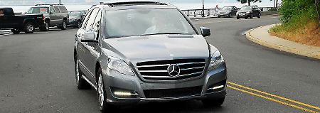 Vor allem an der Fahrzeugfront haben die Designer von Mercedes Hand angelegt. Die Kulleraugen sind konturiert geschnittenen Scheinwerfern gewichen.