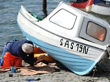 Viel Zeit für Reparatur- und Schönheitsarbeiten. (Reparaturwerft im Hafen von Sassnitz auf der Ostseeinsel Rügen)