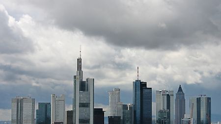 Dunkle Wolken über der Skyline von Frankfurt: bei deutschen Banken hat sich das Volumen der Problemkredite binnen eines Jahres verdoppelt.