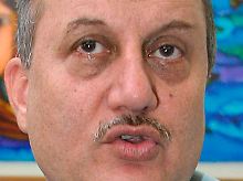 Anupam Kher kann seinen Bart lassen wie er ist.