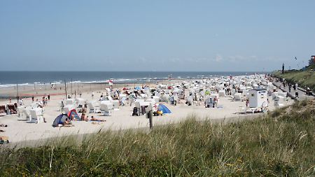 Tagsüber kann es eng werden: Am Hauptstrand von Wangerooge stehen die Strandkörbe dicht an dicht.