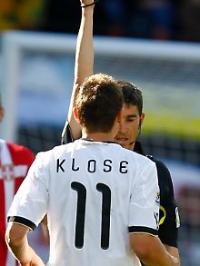 Rote Karte für Klose, das Malheur beginnt. 