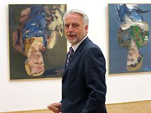 Martin Roth, Generaldirektor der Kunstsammlungen Dresden, im Albertinum vor Gemälden von Baselitz.