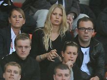 Sarah betet, dass Schweini nicht auch noch fliegt. 