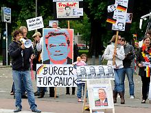 Gauck-Anhänger demonstrieren in Hamburg. Sie wollen sich dafür einsetzen, dass jedes Mitglied der Bundesversammlung ohne Fraktionszwang wählt.