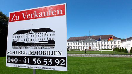 Wer zieht ein ins Schloss Bellevue? Mitarbeiter der Satire-Fernsehsendung "extra 3" des NDR haben schon mal ein Schild aufgestellt.