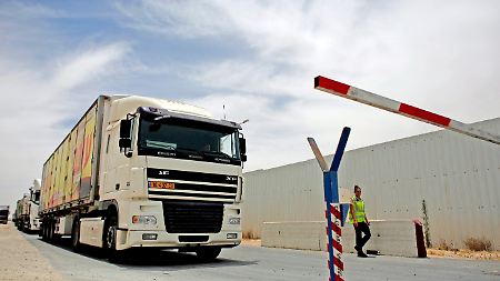 Die Schranken öffnen sich: Ein Lastwagen an der Grenze zum Gazastreifen.