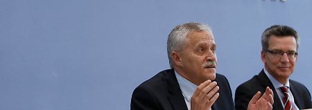 Verfassungsschutzpräsident Fromm (l.) und Innenminister de Maizière.