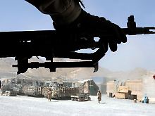 Ein NATO-Soldat an Bord eines CH-47 Chinook-Hubschraubers auf einer britischen Militärbasis im Süden Afghanistans.
