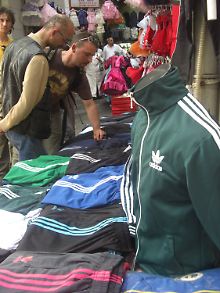 Marktstand in Istanbul, auf dem gefälschte Kleidung verkauft wird.