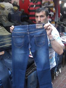 Gefälschte Markenjeans auf einem Markt in Istanbul.