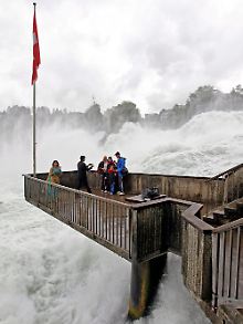 Die Deutschen geben im Durchschnitt 9 Prozent weniger für den Urlaub aus als im Vorjahr. (Touristen vor den Rheinfällen in Neuhausen, Schweiz).