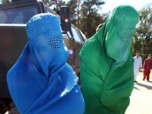 Unter diesen Burkas stecken weder Frauen noch Islamisten: Zwei Bundeswehrsoldaten stellen hier bei einer Übung die weiblichen Bewohner eines nachgebildeten afghanischen Dorfes dar.