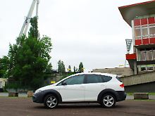 Lange Schnauze, geschwungene Dachlinie: Der Seat macht auf Sport, bietet aber recht viel Platz dabei. 