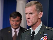 Bislang hatte sich McChrystal in der Öffentlichkeit immer sehr vorsichtig geäußert. Im Hintergrund übrigens der "Verräter" Eikenberry.