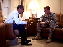 Nur ein Fototermin? Obama und McChrystal am 2. Oktober 2009 an Bord der "Air Force One" in Kopenhagen.