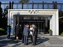 Mitglieder des  IOC vor dem Hauptquartier in Lausanne.