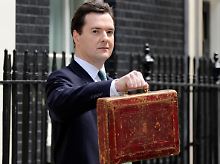 Koffer mit Tradition: Osborne hält die "Budget Box" von William Ewart Gladstone, einem britischen Finanzminister im 19. Jahrhundert, bevor er sein Sparprogramm im Unterhaus vorstellt.
